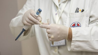 Лекар сложи крива колянна става на пациентка