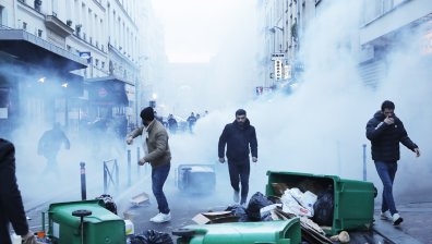 След смъртоносната стрелба: Масови безредици в Париж, кюрди в с сблъсък с полицията