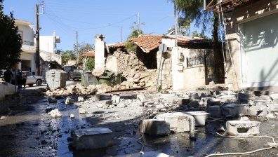 Жертва, паднали покриви и стени, затворени пътища след труса в Гърция