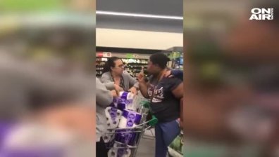 Жени се сбиха в спор за тоалетна хартия в супермаркет (+Видео)