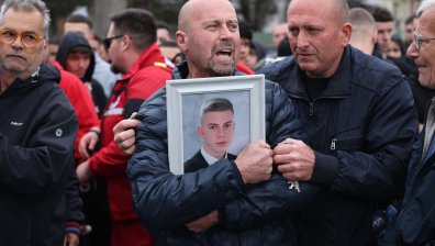 Скръб и гняв след огнения Ад в Кочани (СНИМКИ)