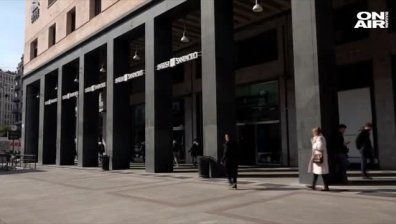 Банка в Милано: Чакаш на гише и хапваш торта