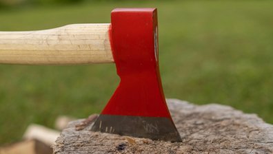 Мъж извади брадва на друг и се закани да я забие в главата му