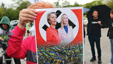 Симпатизанти на "Възраждане" се събират за протест срещу Урсула фон дер Лайен