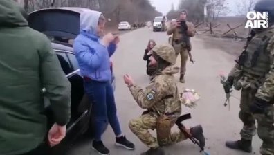 Силата на любовта: Войник предложи брак по необичаен начин в Украйна