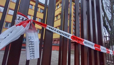 Насилие за удоволствие: Ученици се гаврят с момиче във Варна, снимат се и се хвалят