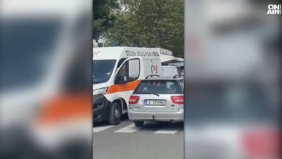 Екшън в Бургас: Мъж троши с метална тръба линейки, вади пистолет срещу шофьори (ВИДЕО)