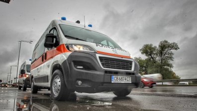 17-годишна подкара кола и блъсна линейка в Роман