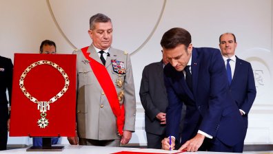 Макрон встъпи в длъжност, обеща да изгради по-силна Франция