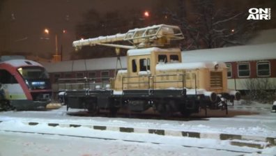 БДЖ работи по отстраняване на проблемите, предизвикали дерайлирането на два вагони край Перник