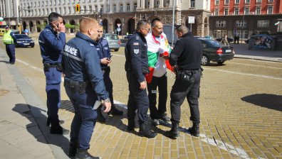 Протест и контрапротест пред президентството, има задържан (ВИДЕО+СНИМКИ)