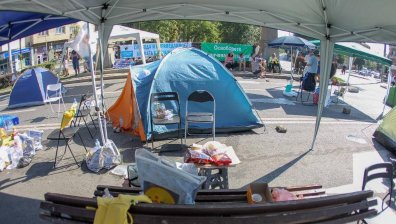 Протестиращи си искат палатките, събират се пред Второ РПУ