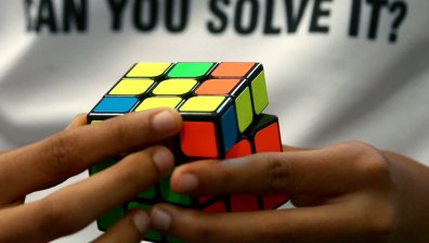 Изумителен рекорд: Момче нареди кубчето на Рубик за 3 секунди