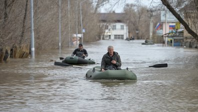 Критична ситуация: Хора в руския Оренбург напускат домовете си с документи и лекарства