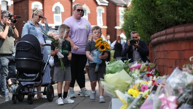 Какво накара 17-годишен да коли невинни деца в Англия?