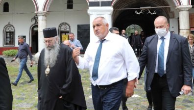 Глобяват Борисов с 300 лева, влязъл в Рилския манастир без маска