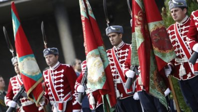 Президентът ще участва в освещаването на бойните знамена