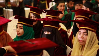 Талибаните връщат жените в университетите, но разделени от мъжете