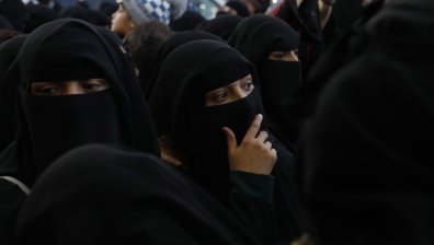 Франция съди ученичка, отказала да свали забрадката си