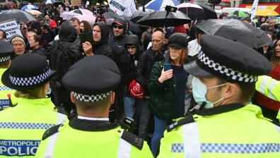 Антиваксърски протест на Острова завърши с ранени и арестувани