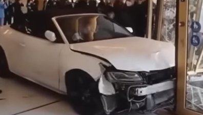 Бесен мъж нахлу с автомобила си във фоайето на хотел в Шанхай (+ВИДЕО)