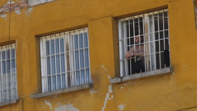 Затворник струва 1000 лв., надзирател получава 800 лв. заплата