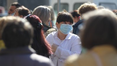 Битка за имунизация: Огромна опашка от лични лекари пред РЗИ за ваксини