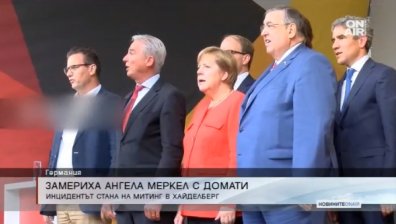 Домати полетяха по Ангела Меркел на митинг