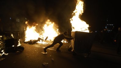 Сблъсъци на протеста в София - огън, сълзотворен газ, потрошиха централата на ГЕРБ (СНИМКИ)