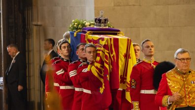 Гвардейците около ковчега с Елизабет II - на шест смени, британка: Чувствах я като прабаба