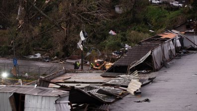 Трима загинали и хиляди без ток след мощно торнадо в Минесота