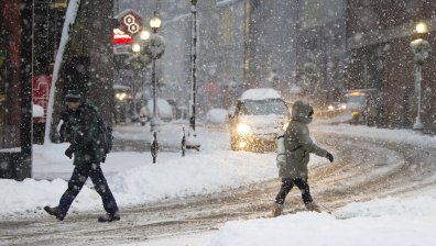 Снежна буря и торнадо в САЩ взеха жертви и оставиха 100 000 без ток