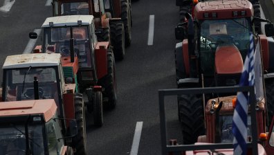 Фермери с трактори блокираха магистралата Атина - Солун в Гърция
