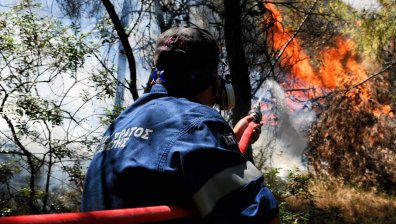 Голям пожар бушува на Пелопонес, евакуираха жители и туристи от района (+Видео)