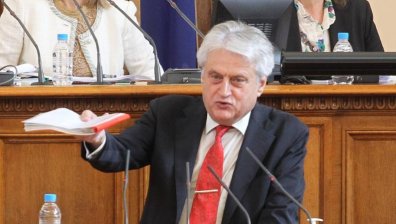 Предложенията за условия за нов шеф на КПКОНПИ играят срещу Рашков