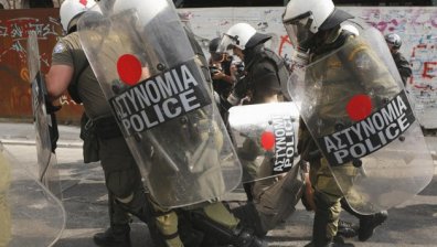 Гръцки полицаи щурмуваха атинското метро заради протест