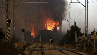 Огнена стихия затвори магистрала към Атина, спряха влаковете, хиляди са евакуирани