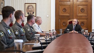 Радев прие пилоти, които ще се обучават в САЩ за новия изтребител
