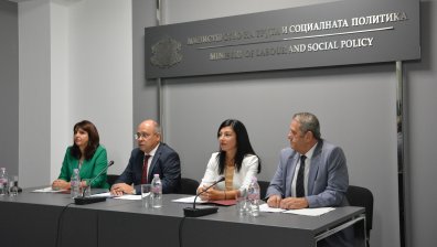 Министър Лазаров: Над 310 000 души ще получат помощи за отопление тази зима