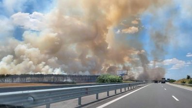 Пожар край Чирпан&nbsp;на метри от АМ "Тракия", районът е задимен