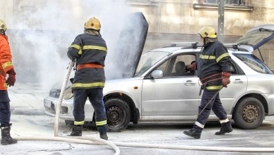 Кола с газова уредба се запали на ул. "Гурко" до Централна поща