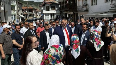 Посрещнаха с хляб и мед Пеевски в Рибново