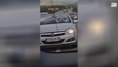 Безразсъден шофьор управлява колата си с вдигнати ръце на АМ "Тракия"