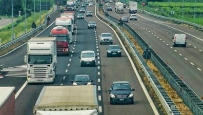 Глоба от &euro;80, ако шофирате бавно в средна лента на магистралата в тази страна