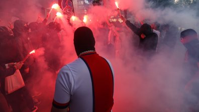 Фенове на ПСЖ обсадиха дома на Неймар, от клуба излязоха с остра реакция