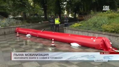 Дъждът започна: Изграждат се диги в подлеза на Софийския университет
