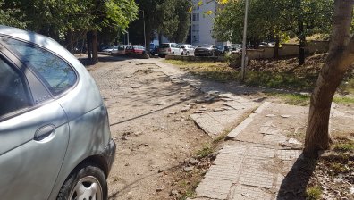 HelpBook оплакване: Наглеци паркират върху пешеходни зони