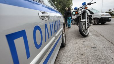 Мъж катастрофира в гробище в Бургас, прегази 6 паметни плочи