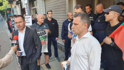 Джамбазки, Сиди и привърженици на ВМРО блокираха дома на Петков: "Македония не се продава"