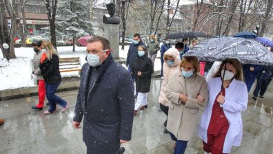 Сирени вместо празник: Медици почетоха колегите си, загубили битката с Ковид-19